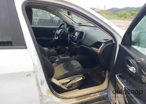 2018 Jeep Cherokee Latitude 4X4 z USA, uszkodzony, nr VIN 1C4PJMCX1JD541192